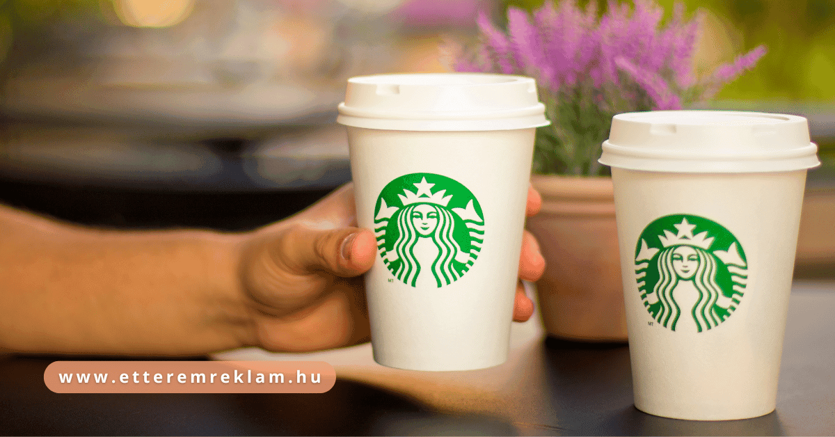 Starbucks ikonikus zöld logó a jellegzetes poharain.